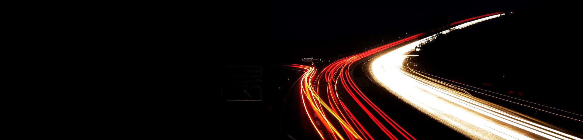 Autobahn in der Nacht mit weißen und roten Leuchtstreifen
