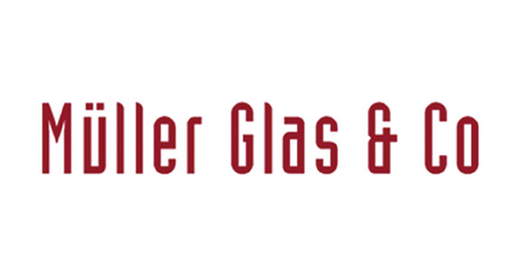 roter Schriftzug Müller Glas & Co auf weißem Hintergrund